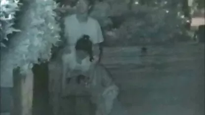 Un cuplu mature se4x frumos se află într-o cameră confortabilă.