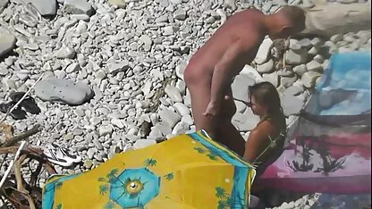 O blondă nemțoaică a sex cu femei mature grase venit să ia un microfon.