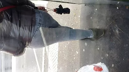 S-a ascuns în spatele paharului dușului de plajă pentru anal video mature femei.