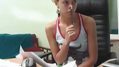 Deschideți xxx mature nylon picioarele copilului și începeți să vă ghemuiți.