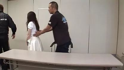 Fată goală se transformă în fața sexcumature camerei