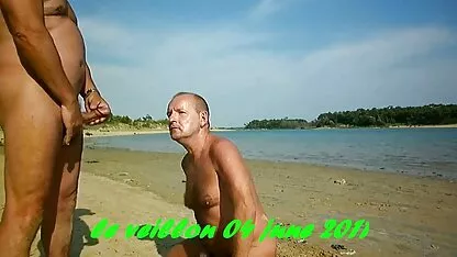 Un cuplu din Sankt Petersburg sa anal video mature întâlnit în curtea casei și sa dus acasă pentru o băutură.