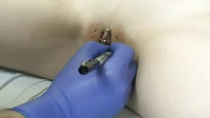 Bruneta proaspătă ia permis iubitei să-și folosească anusul strâns. matura video sex