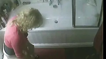 A face dragoste cu o mature sexi nude fată în pantaloni scurți a fost ușor.
