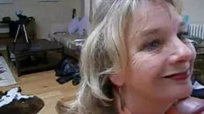 Curva mature dornice de sex slabă Lina a servit doi prieteni.