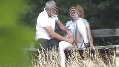 E de rahat atunci când futai cu mature flocoase linge fundurile.