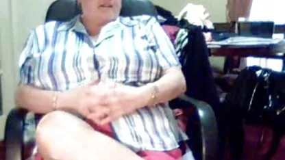 O femeie de culoare de vârstă mijlocie sa predat unui student. lady mature sex