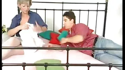 Ale Andis pizde mature bune crystal a jucat cu pricepere rolul de aripioare de flori urâte și Koning.