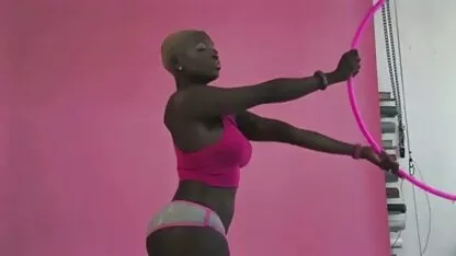 Model cu free cam mature o păsărică puternică și neobișnuită, picioare mari.
