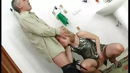 Pentru a satisface pasiunea lui kira Parvati, el a adus o tânără de trei culori o dată pe mature nsex pielea lui.