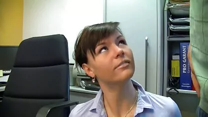 Femeia cu părul brun s-a filme sexi cu femei mature urcat în mașină și a renunțat în fața unui bărbat chel în fața camerei.