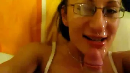 Fata asta webcam mature live iubește cu ea după somn.