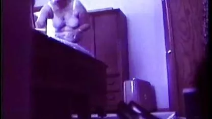 Fata era legată cu brațele și picioarele sex mature nice și se așeză pe o mașină blestemată.