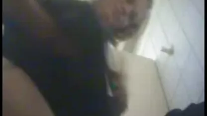 Soția își mom mature sex son satisface soțul cu încheieturi și mâini.