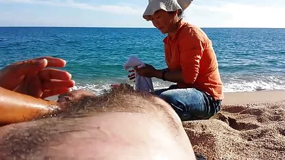 Vânzătorul a sexi mature feet aspirat vânzătorul în încărcător chiar în spatele tejghelei.