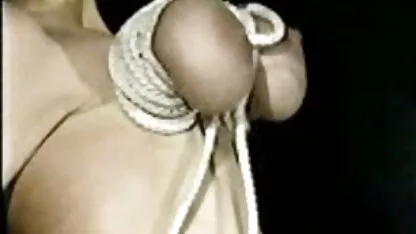 A tube sexy mature scos o pătură de la o fată adormită și a început să-și admire pizda și fundul.