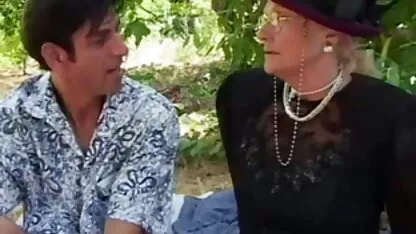A luat un prieten negru în cameră și și-a întins picioarele în fața lui. sex mature nude