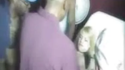 Șeful ei mature sexoase a forțat-o pe fată să-i sugă pula.