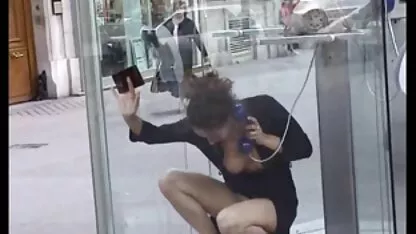 Un bărbat negru sănătos a pus valiza în fântâna sex cu mature flocoase femeii.